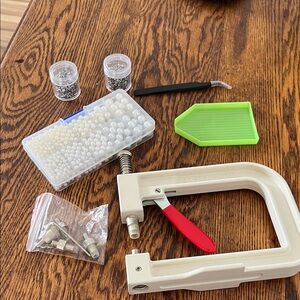 Hand press pearl setting tools